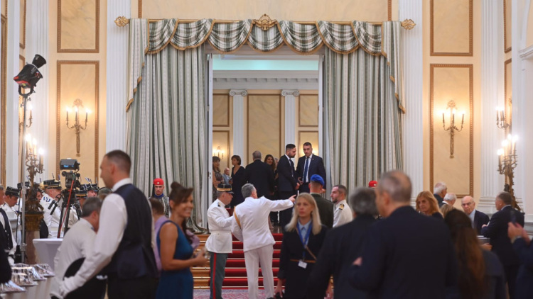 Live η δεξίωση στο Προεδρικό Μέγαρο για την 52η επέτειο αποκατάστασης της Δημοκρατίας
