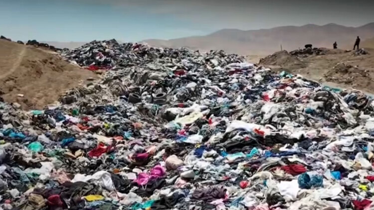 Το βουνό ρούχων 60.000 τόνων στη μέση της ερήμου που είναι ορατό από το διάστημα