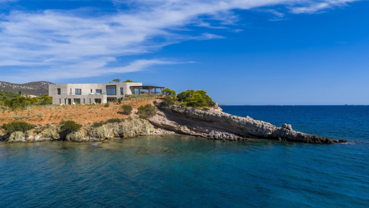 Μια σπάνια κατοικία πάνω στη θάλασσα της Αργολίδας με έμπνευση την ελληνική μυθολογία