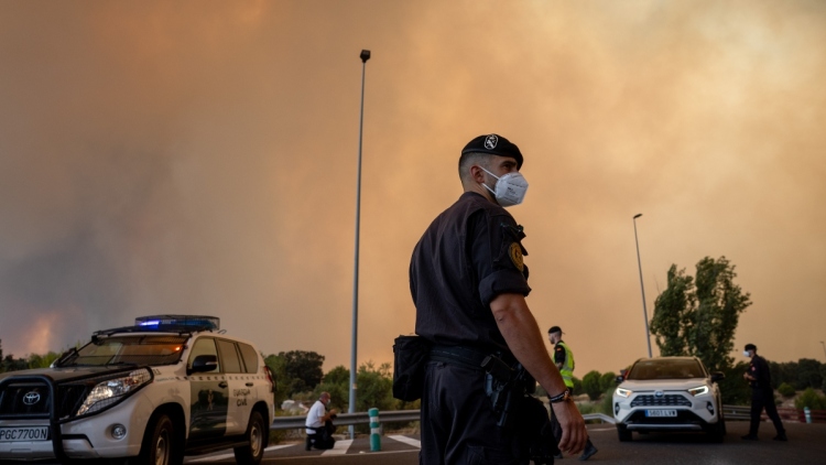 Εκτός ελέγχου οι πυρκαγιές σε Ισπανία και Γαλλία: Πάνω από 200.000 εγκατέλειψαν τα σπίτια τους, σε εγκαταστάσεις της NASA οι φλόγες 
