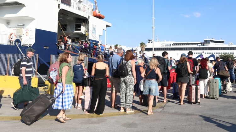 Αδειάζει η Αττική: Μαζική φυγή προς τα νησιά και αυξημένα δρομολόγια το Σαββατοκύριακο, δείτε βίντεο
