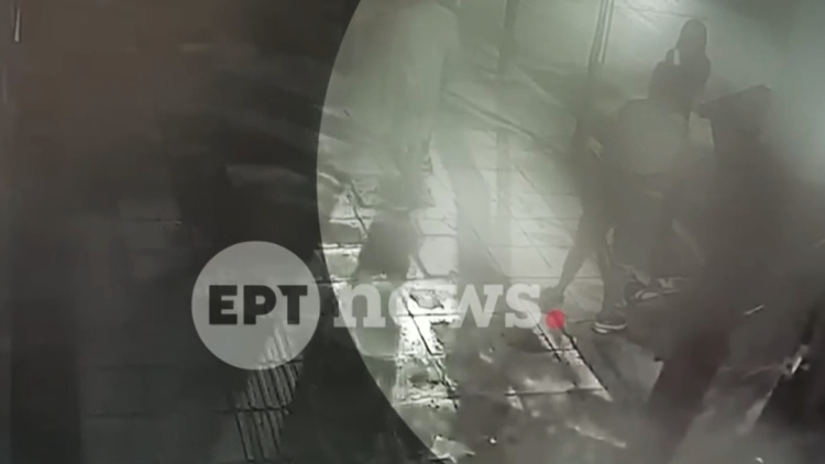 Συμμορία με «ερωτευμένα ζευγάρια» ξάφριζε καταστήματα στο κέντρο της Αθήνας, δείτε βίντεο από τη δράση τους