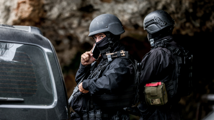 «Θα πάρω τους φουσκωτούς και θα πάω εκεί, θα έπρεπε να συλλάβεις τον δήμαρχο»: Οι συνομιλίες με τον αξιωματικό διοικητής υπηρεσίας που εμπλέκεται στη μαφία των Χανίων