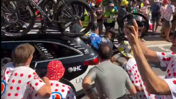 «Χούλιγκαν» του Tour de France δημιουργούν προβλήματα: Κολομβιανός αθλητής συγκρούστηκε με αυτοκίνητο που πάτησε φρένο για να μη πατήσει θεατή, δείτε βίντεο