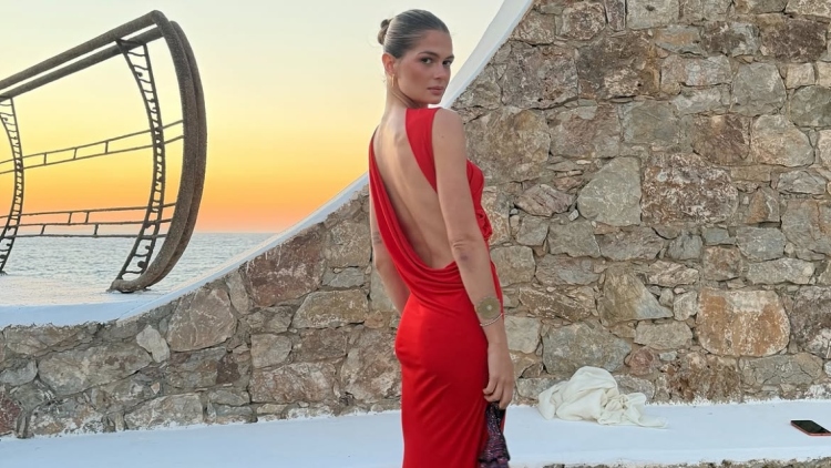 Η εντυπωσιακή εμφάνιση της Αμαλίας Κωστοπούλου σε γάμο με κόκκινο εξώπλατο φόρεμα