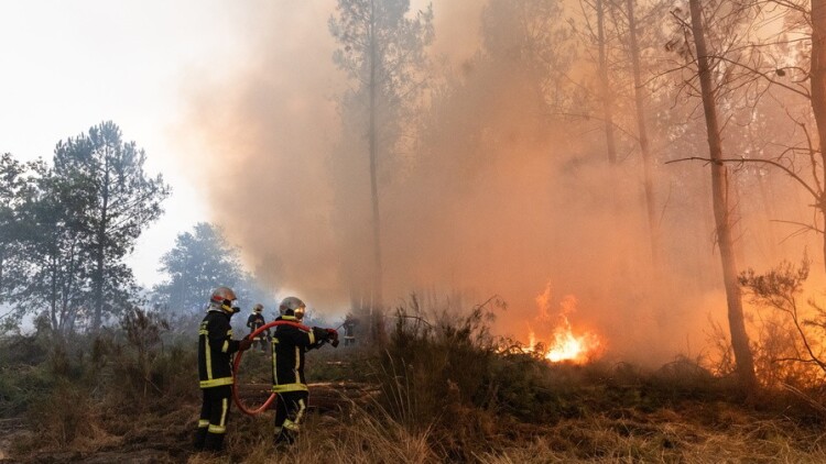 Οι φλόγες στη Γαλλία απειλούν και κρίσιμες πυρηνικές και αμυντικές εγκαταστάσεις
