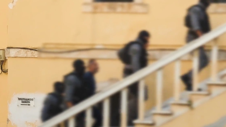 Βίντεο: Στον ανακριτή ο ιατροδικαστής Χανίων και ο καθηγητής τοξικολογίας που εμπλέκονται στη μαφία της Κρήτης