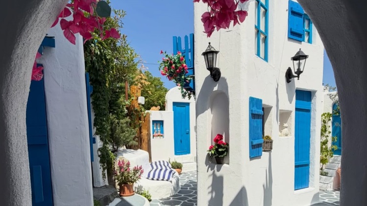 Ένα σπίτι στην Ελβετία κρύβει μια μικρογραφία κυκλαδίτικου νησιού στον κήπο του
