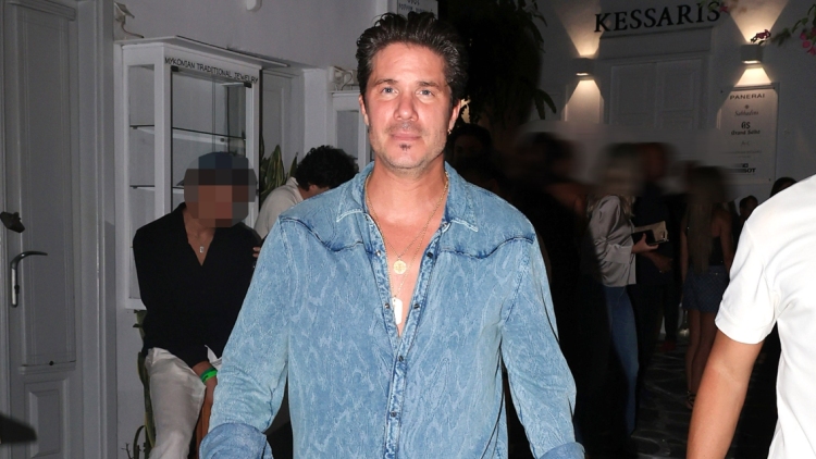 Ο Νίκος Οικονομόπουλος δώρισε 10.000 ευρώ για να καλύψει τα έξοδα εξειδικευμένου χειρουργείου ενός μικρού παιδιού