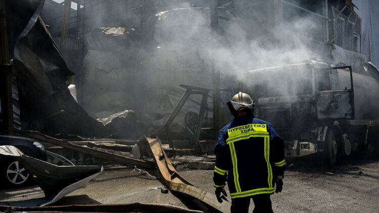 Από εργασίες ηλεκτροκόλλησης έγινε η έκρηξη στο εργοστάσιο στην Κόρινθο, νεκρός ένας 25χρονος και μια γυναίκα τραυματίας
