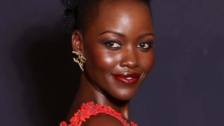 Το μυστικό της Lupita Nyong’o για λαμπερή επιδερμίδα σε πρόσωπο και σώμα, σύμφωνα με τον makeup artist της
