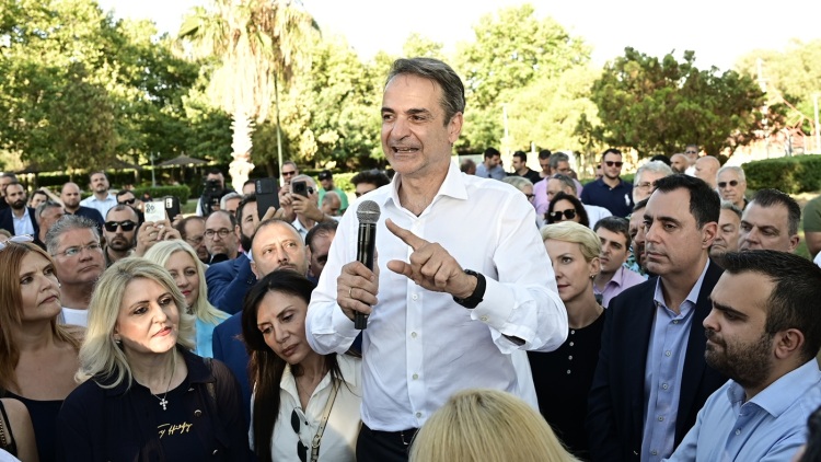 Θερινές κυβερνητικές εξορμήσεις: Ο Μητσοτάκης σε Λέρο και Αγαθονήσι, επτά υπουργοί υπό τον Χατζηδάκη στη δυτική Μακεδονία