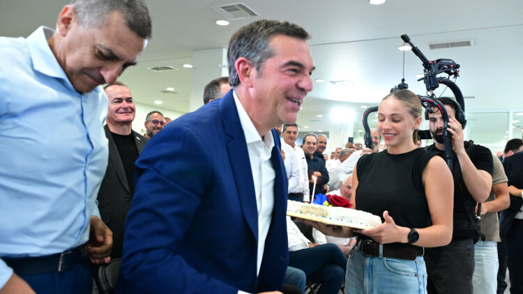 Τα κεράσματα και η τούρτα έκπληξη για τον Τσίπρα στην εκδήλωση της ΕΛΑΣ, δείτε βίντεο