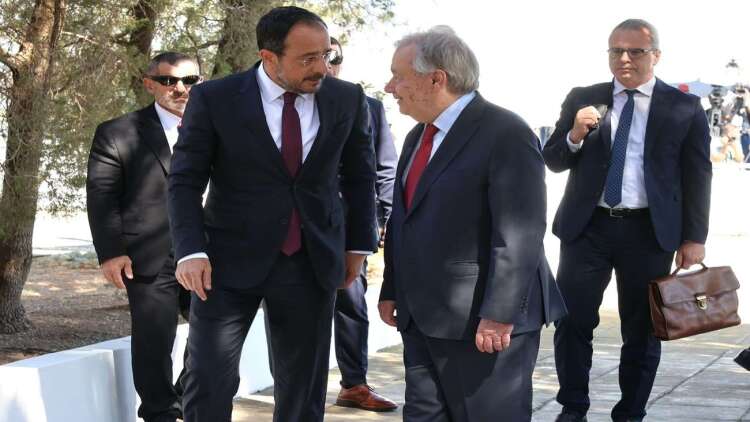 Σε εξέλιξη η τριμερής Γκουτέρες, Χριστοδουλίδη και Έρχιουρμαν για το Κυπριακό
