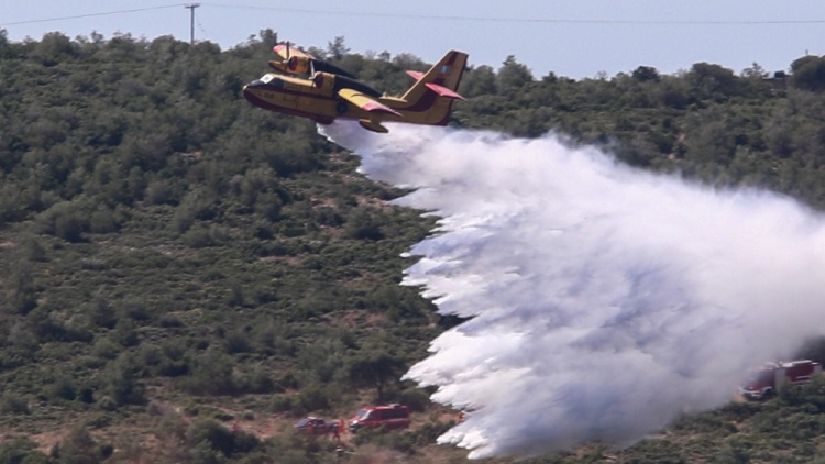 Φωτιά στον Τύρναβο, σηκώθηκαν 4 εναέρια
