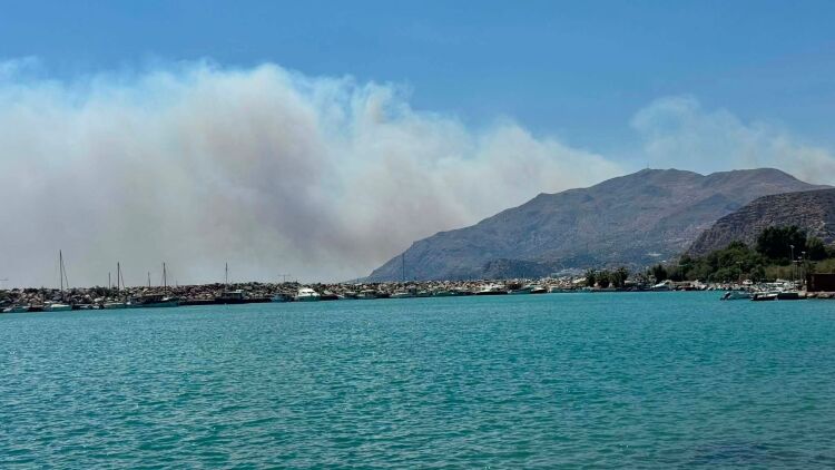 Ρέθυμνο: Σε εξέλιξη η εκκένωση της Αγίας Γαλήνης - Περίπου 2.000 τουρίστες βρίσκονται στην περιοχή
