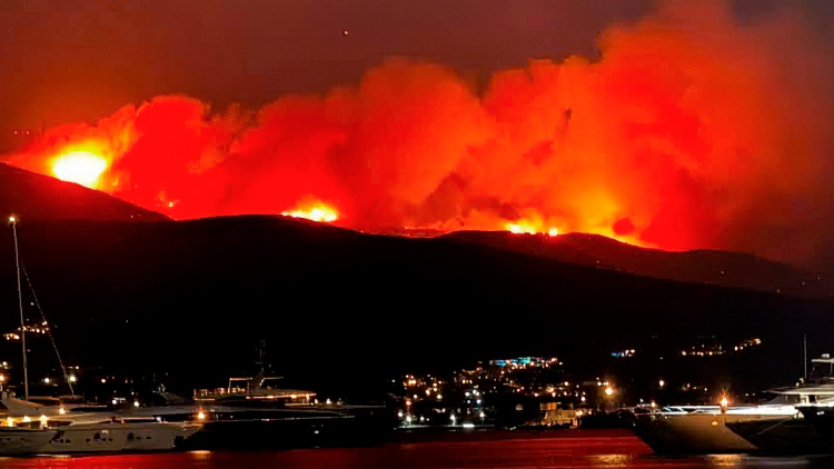 Μαίνεται η φωτιά στην Πάρο, εκκενώθηκαν 9 οικισμοί, φόβοι για ενίσχυση ανέμων, σηκώθηκαν 7 εναέρια