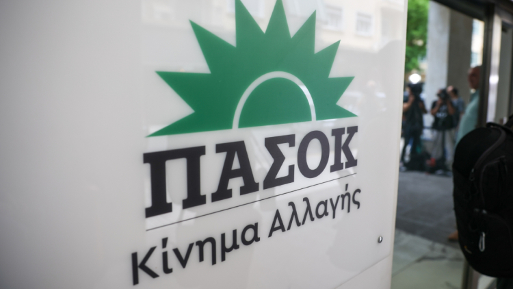 ΠΑΣΟΚ: Ο εγκλωβισμός στην τρίτη θέση, η μάχη με την ΕΛΑΣ και η διεύρυνση σε δόσεις