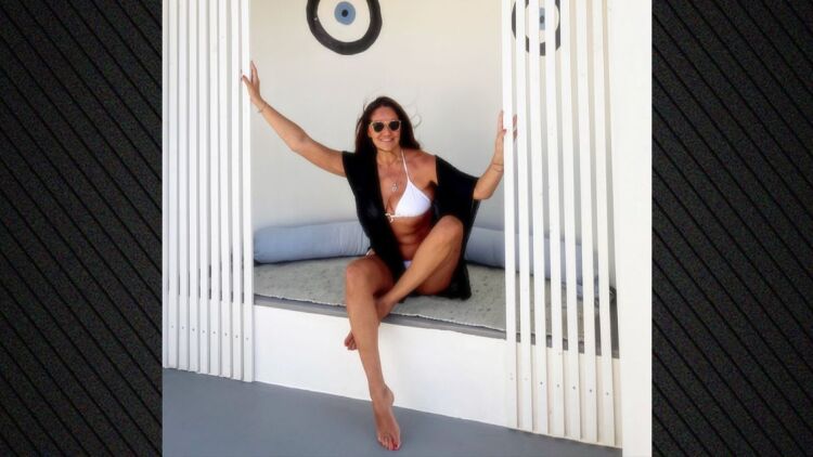 Η Βίκυ Κουλιανού ανέβασε φωτογραφίες με λευκό μπικίνι και μαύρο καφτάνι από τη Μύκονο