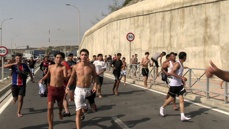 Τουλάχιστον εννιά νεκροί κατά τη μαζική απόβαση παράνομων μεταναστών στη Θέουτα, στέλνει τον στρατό ο Σάντσεθ, βίντεο