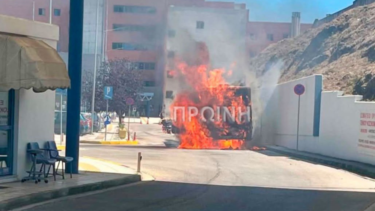 Λεωφορείο πήρε φωτιά μέσα στο νοσοκομείο Καβάλας, δείτε βίντεο
