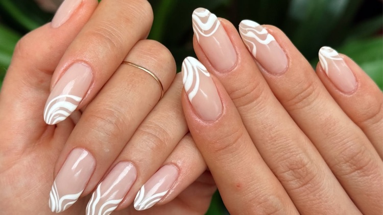 Τα μίνιμαλ nail design με λευκές λεπτομέρειες είναι η πιο κομψή επιλογή για το επόμενο μανικιούρ σας
