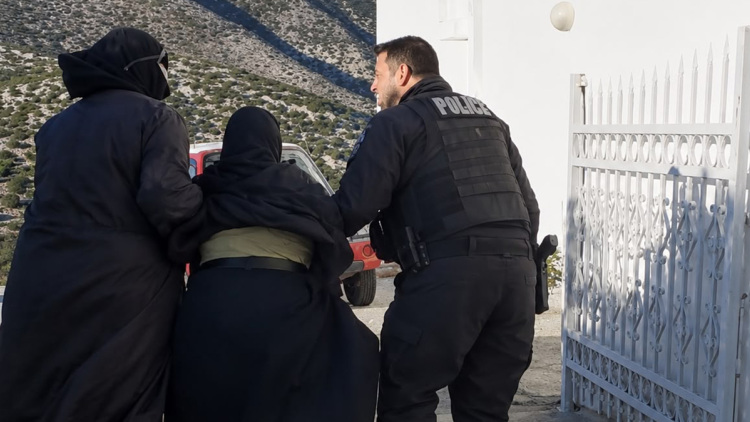 Βίντεο: Απομάκρυναν καλόγριες και ιερές εικόνες από τη Μονή Αγίων Θεοδώρων ενώ μαίνεται η φωτιά στην Πάρο