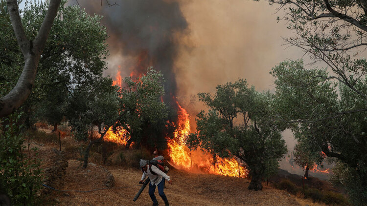 Πολύ μεγάλο το μέτωπο στο Ρέθυμνο, δυσκολεύονται να επιχειρήσουν τα εναέρια λόγω των ισχυρών ανέμων