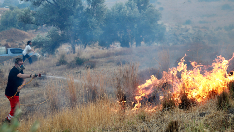 Μάχη με πολλά πύρινα μέτωπα στο Ρέθυμνο, ελαφρώς καλύτερη η εικόνα σε Σητεία και Πλωμάρι, θρήνος για τους τρεις νεκρούς πυροσβέστες
