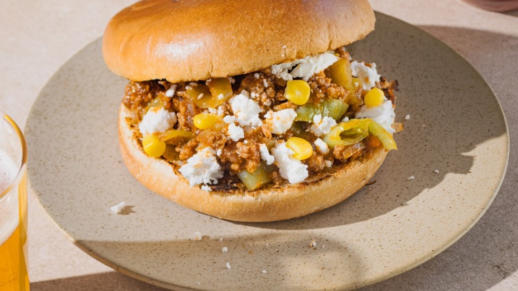 Sloppy Joe με πιπεριές κέρατο και φέτα