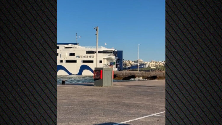 Βίντεο: Η προσπάθεια του «Champion Jet 3» να δέσει στη Ραφήνα ενώ πνέουν ισχυροί άνεμοι