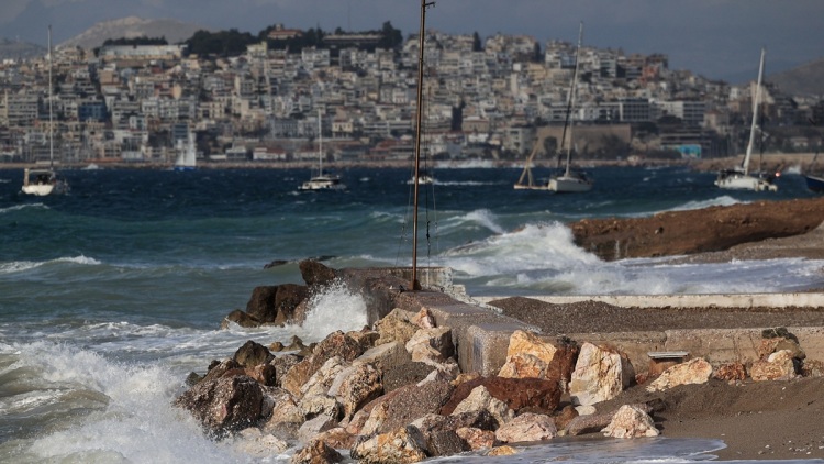 Θυελλώδεις βοριάδες στην Αττική: Στα 150 χλμ/ώρα οι ριπές ανέμου στην Πεντέλη