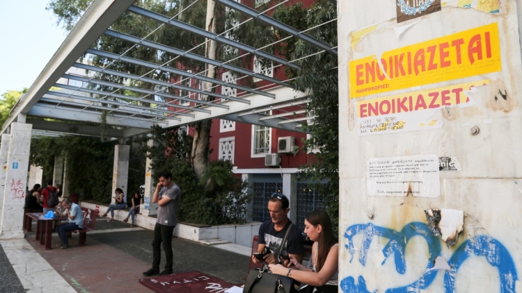 Από την αναζήτηση φοιτητικού σπιτιού μέχρι την οικονομική επιβίωση: Όσα πρέπει να γνωρίζουν φοιτητές και γονείς
