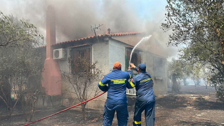 Κάηκαν σπίτια στο Φίχτι Αργολίδος, απειλούνται κατοικίες στον Άγιο Βασίλειο - Εκατοντάδες οι απεγκλωβισμοί με βάρκες, μπαράζ από 112 για εκκενώσεις