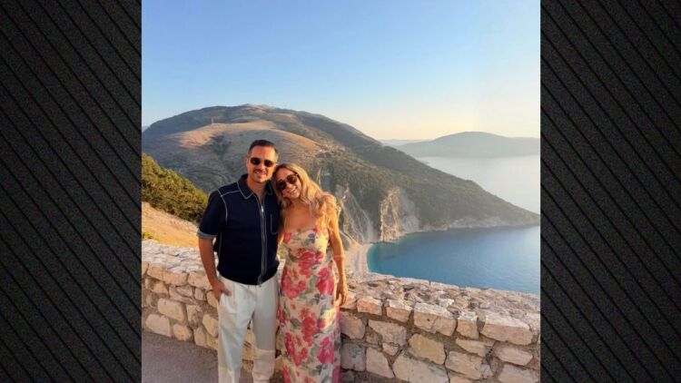 Ο Γιώργος Μπούσαλης ανέβασε φωτογραφία αγκαλιά με την Καλομοίρα στην Κεφαλονιά: Σ' αγαπώ, έγραψε