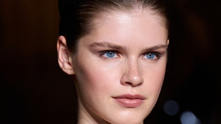 Η skincare ρουτίνα των λίγων λεπτών που χαρίζει πιο φωτεινή επιδερμίδα ακόμη και χωρίς μακιγιάζ
