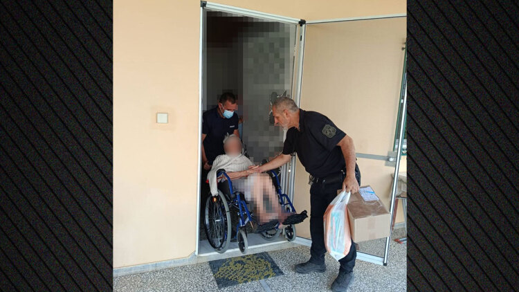 Φωτιά στη Δυτική Αττική: Πόρτα-πόρτα οι αστυνομικοί απομακρύνουν κατοίκους από Άγιο Νεκτάριο, Πόρτο Γερμενό και Ψάθα, δείτε βίντεο
