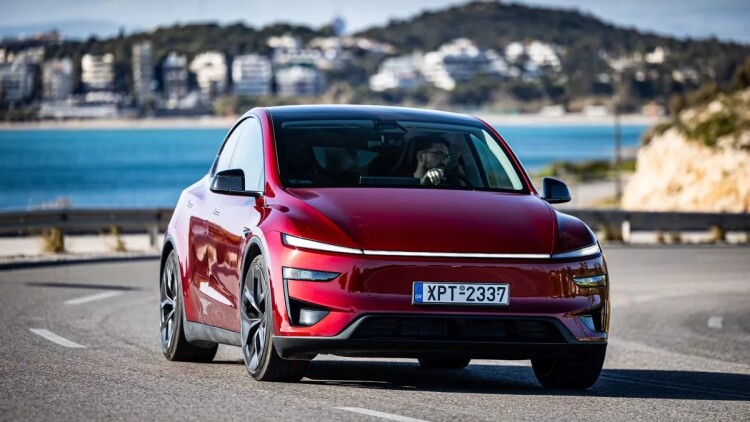 Ο νέος ψηφιακός βοηθός της Tesla μιλάει Ελληνικά