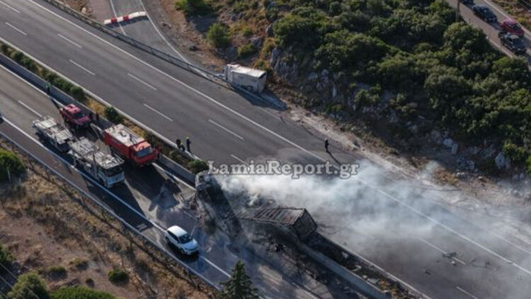Νέες εικόνες από το φοβερό τροχαίο στη Φθιώτιδα από την σύγκρουση δύο φορτηγών, με έναν νεκρό