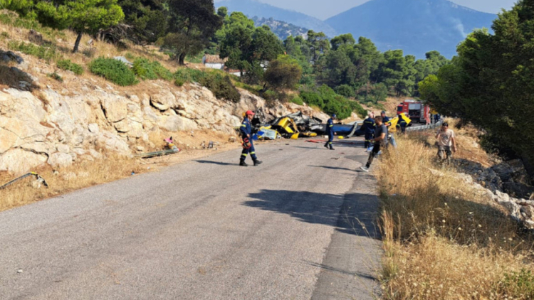 Οι πρώτες εικόνες από τα συντρίμμια του ενός πυροσβεστικού ελικοπτέρου μετά τη σύγκρουση στην Ψάθα
