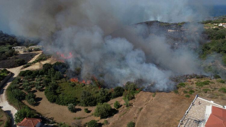 Αναζωπύρωση στον Κατελειό στην Κεφαλονιά, ισχυρές δυνάμεις στο σημείο 
