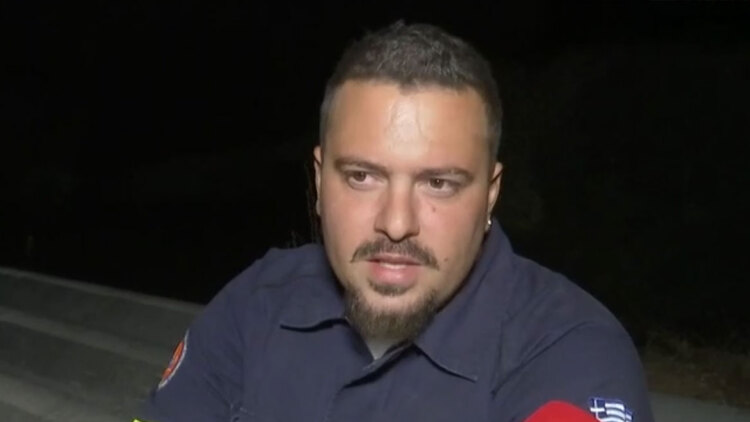 Τραγική ειρωνεία στη φωτιά στα Βίλια: Κάηκε το σπίτι εθελοντή πυροσβέστη την ώρα που ο ίδιος έσωζε τα σπίτια άλλων ανθρώπων