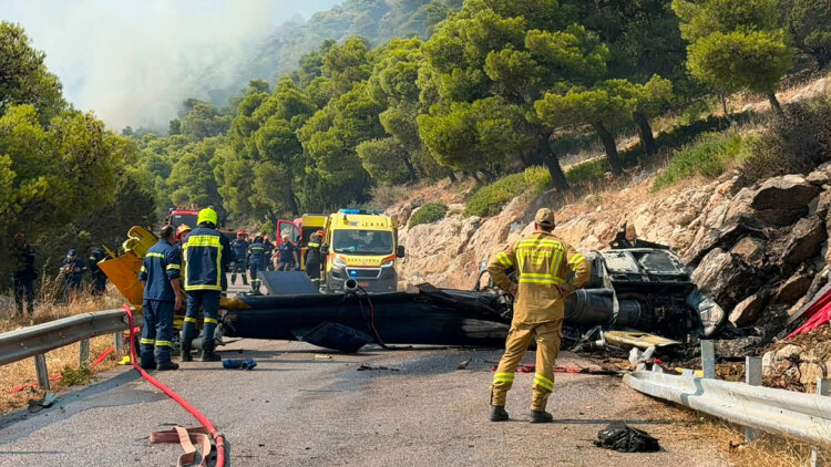 Οι πρώτες εικόνες από τα συντρίμμια του ενός πυροσβεστικού ελικοπτέρου μετά τη σύγκρουση στην Ψάθα
