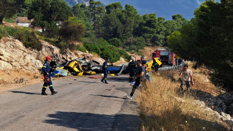 Οι πρώτες εικόνες από τα συντρίμμια του ενός πυροσβεστικού ελικοπτέρου μετά τη σύγκρουση στην Ψάθα
