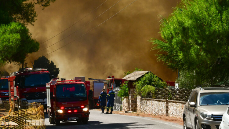 Μαίνεται η φωτιά στη Δυτική Αττική, σε Άγιο Νεκτάριο και Κανδήλι το κύριο μέτωπο, στη μάχη 7 εναέρια και πάνω από 450 πυροσβέστες