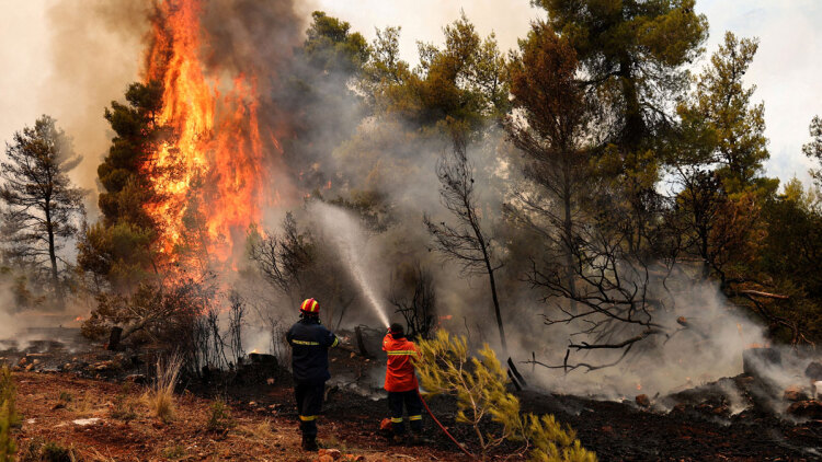Εκκενώνονται οι οικισμοί Αγία Σκέπη, Κανδήλι και Μπότσικα, μαίνεται για 4η μέρα η φωτιά στη Δυτική Αττική