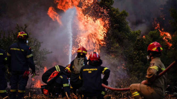 Μαίνεται η φωτιά στη Δυτική Αττική, σε Άγιο Νεκτάριο και Κανδήλι το κύριο μέτωπο, στη μάχη 7 εναέρια και πάνω από 450 πυροσβέστες