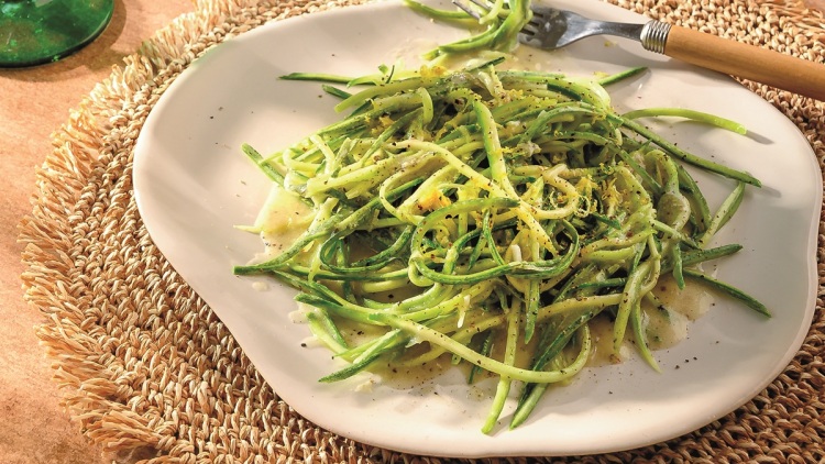 Σπαγγέτι cacio e pepe από κολοκύθι, με ξύσμα λεμονιού
