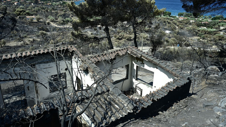 Στάχτες παντού: Αποκαρδιωτικές εικόνες από το Πόρτο Γερμανό, μια ημέρα μετά το σαρωτικό πέρασμα της φωτιάς