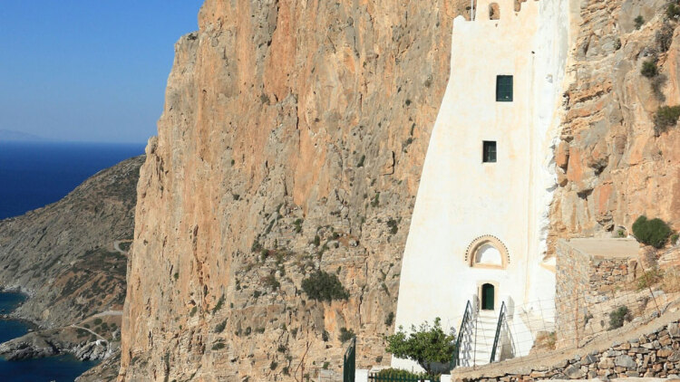 4 μοναστήρια στην Ελλάδα κρεμασμένα στα βράχια